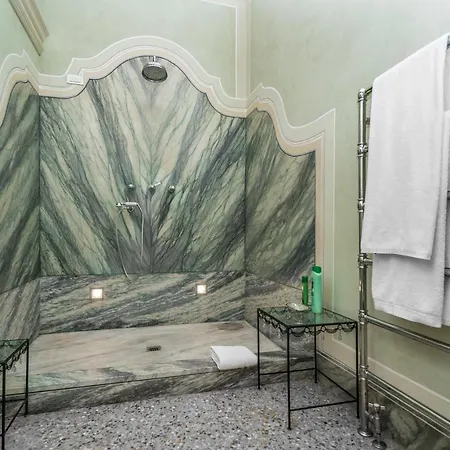 Lussuosa Sulle Sponde Dello Splendido Di Torno