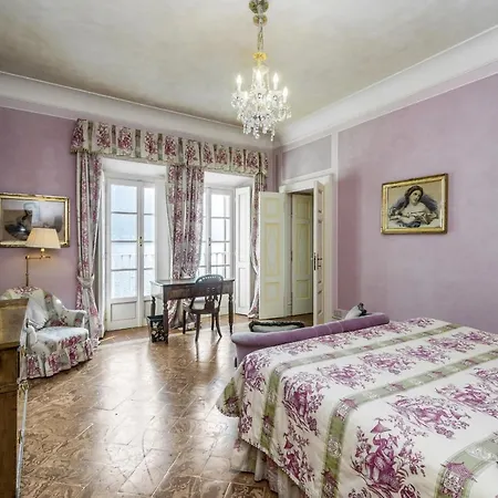 Lussuosa Sulle Sponde Dello Splendido Di