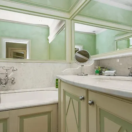 Lussuosa Sulle Sponde Dello Splendido Di Holiday home Torno