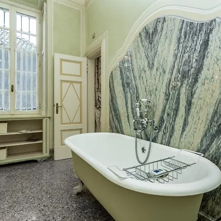 Lussuosa Sulle Sponde Dello Splendido Di Holiday home