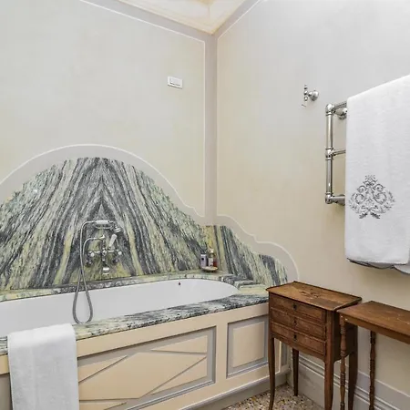 Lussuosa Sulle Sponde Dello Splendido Di Holiday home Torno