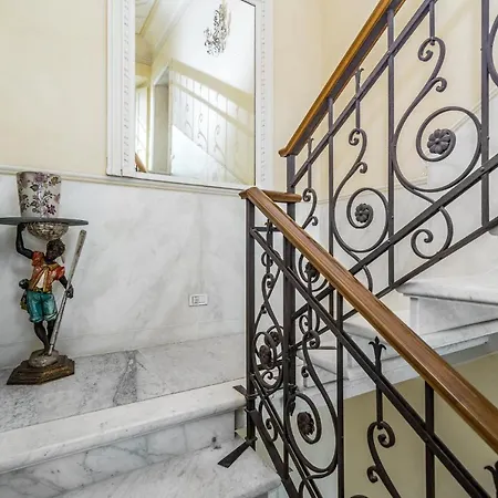 Lussuosa Sulle Sponde Dello Splendido Di Holiday home Torno